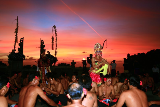 Gambar 1. Kecak, salah satu kebudayaan Indonesia. Sumber : TrekEarth, 2008