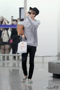 Foto Sehun Memakai Sandal Jepit Swallow via www.kapanlagi.com