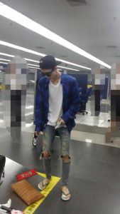 Foto Sehun Memakai Sandal Jepit Swallow via www.kapanlagi.com