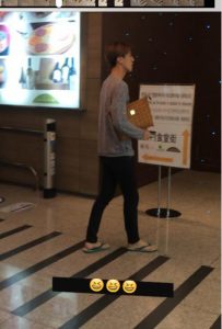 Foto Sehun Memakai Sandal Jepit Swallow via www.kapanlagi.com