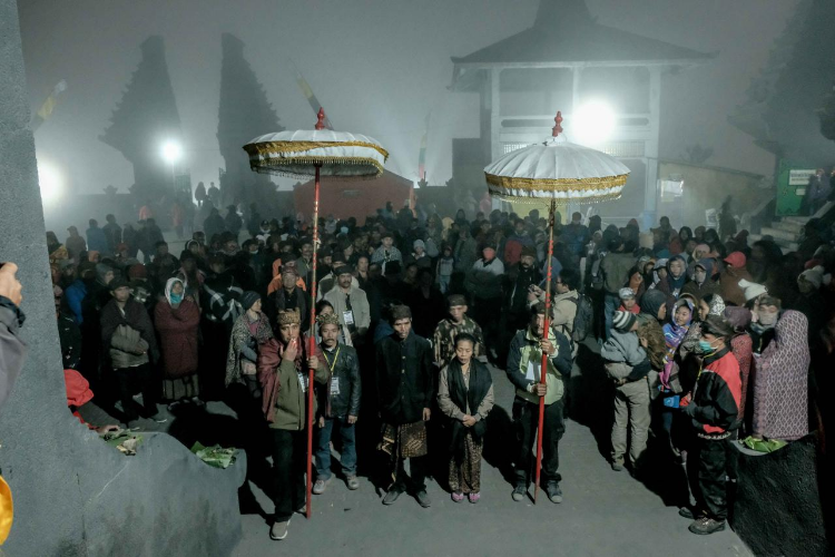 Proses Ritual Yadnya Kasada di Gunung Bromo (Foto via wonderfulimage.id)