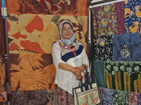 Wiwik Niarti, Pembuat Desain Batik Malangan (Foto via Instagram @wiwikniarti)