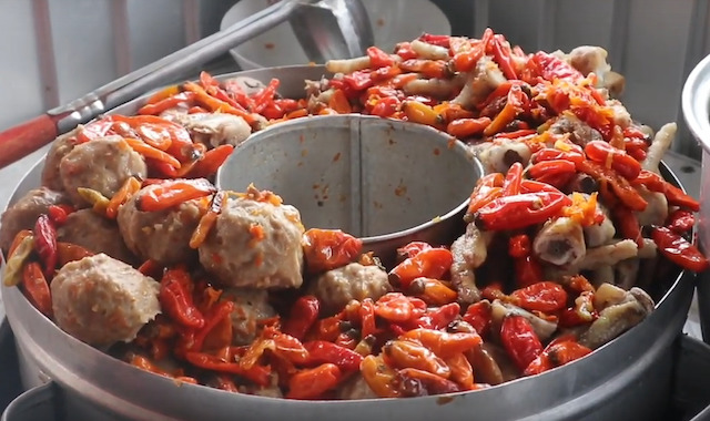 Rekomendasi kuliner pedas di Malang (Foto via YouTube Channel Takis Sam kulinery)