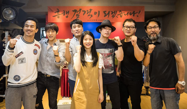 Joe Taslim dengan para kru dan artis film The Swordsman Korea Selatan (Foto via www.imdb.com)