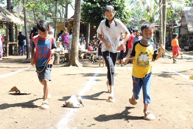 Keseruan lomba permainan tradisional di Kampung Dolanan Panawijen (Foto via wartaindo.news)
