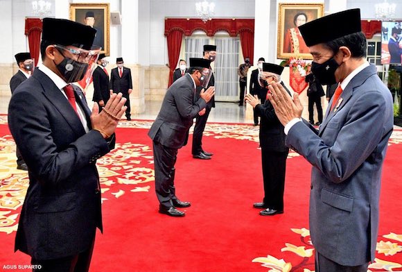 Sandiaga Uno saat dilantik sebagai Menteri oleh Presiden Joko Widodo (Foto via Twitter @sandiuno)