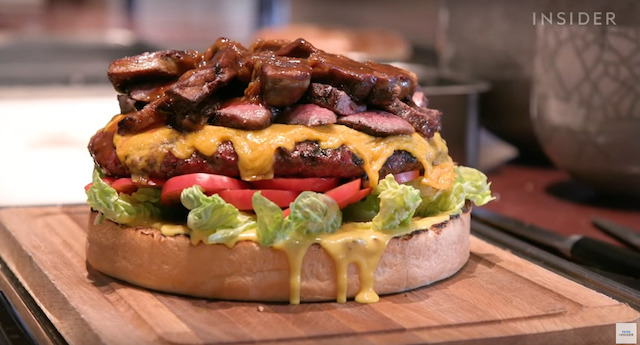 Apakah kamu rela mengeluarkan uang ratusan juta untuk satu burger ini? (Foto via YouTube Food Insider)