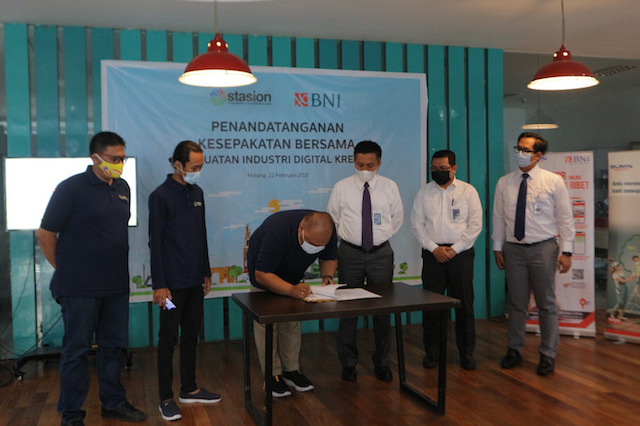 Proses penandatanganan Komunitas STASION dengan BNI Cabang Malang