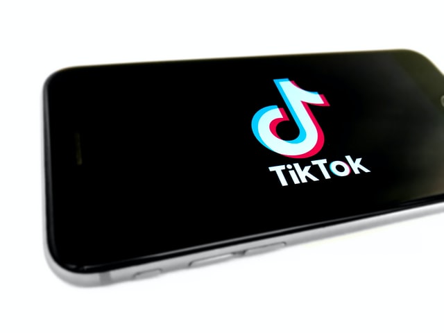 TikTok tetap menjadi aplikasi populer di dunia (Photo by Franck on Unsplash)