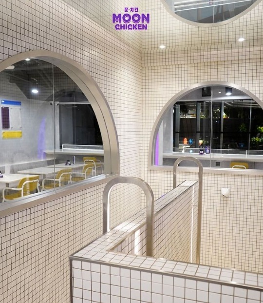 Moon Chicken Station: Menu Enak dengan Konsep Resto Futuristik