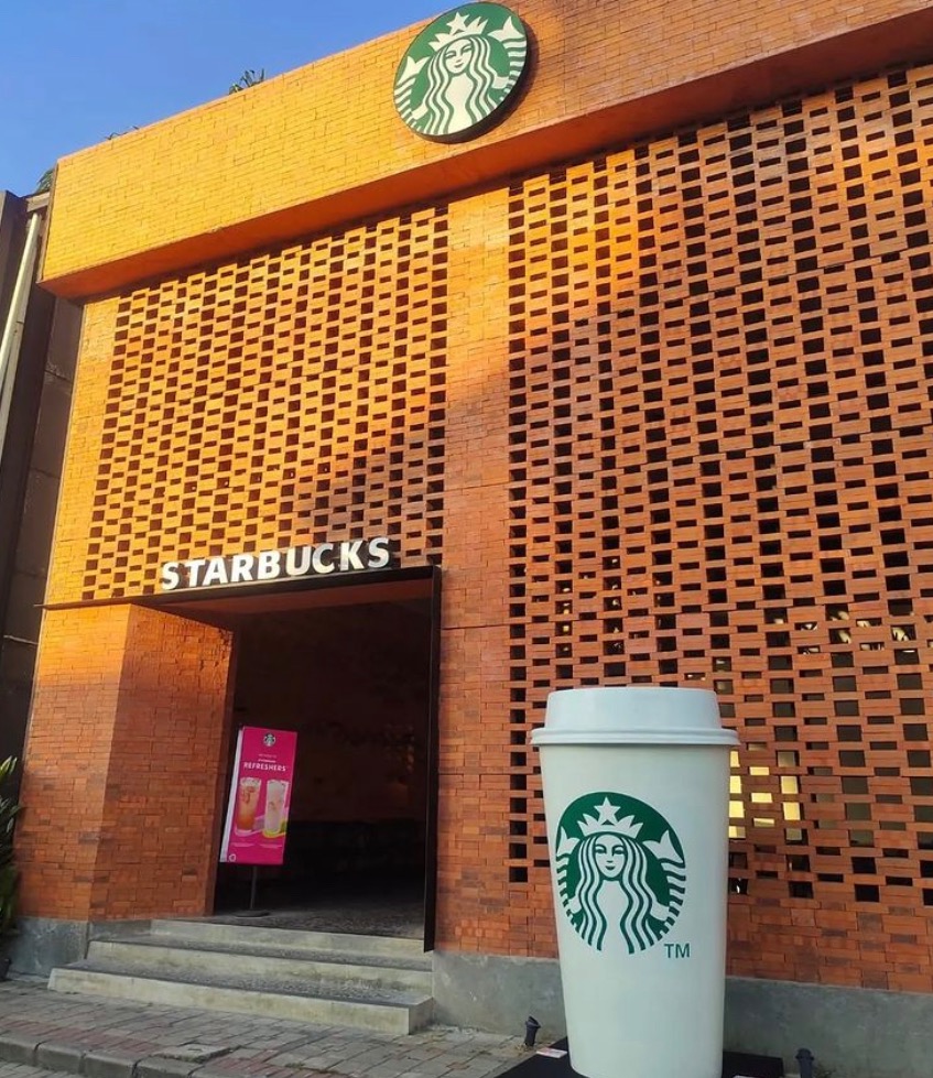 Starbucks untuk Kalangan Menengah Ke Atas, Mitos atau Fakta?