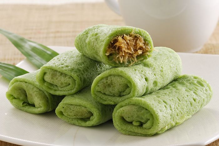 Dadar Gulung - Kue dadar hijau berisi kelapa